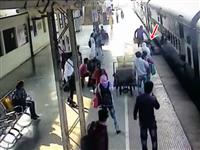 201901250807005024_Gondiya-Railway-Police-Saved-Passenger-Life_MEDVPF