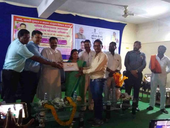 Min Ashok Uike at yavatmal Gas connection-1