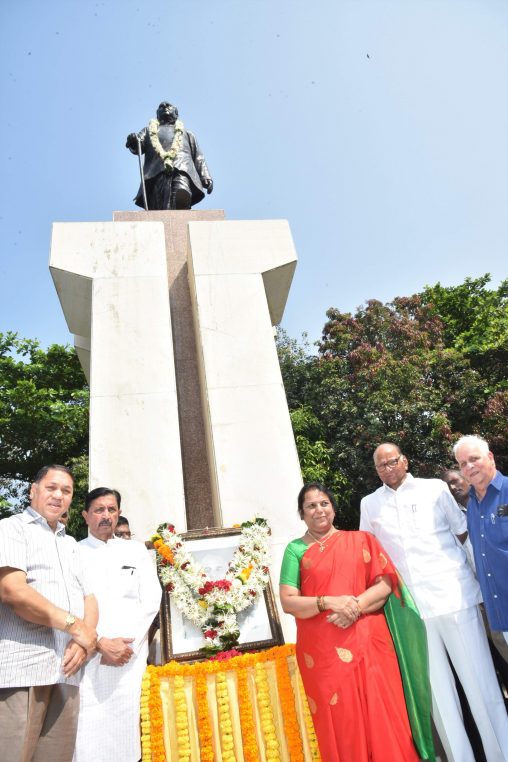 मा मुख्यमंत्री स्व वसंतदादा पाटील जयंतीनिमित्त पुष्पहार अर्पण 2