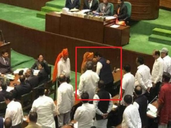 uddhav-fadancidfasd_201911332288