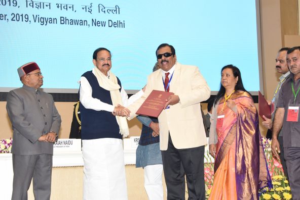 सातारा जिल्हयातील महाबळेश्वर येथील डॉ. भावेश भाटिया यांनी पुरस्कार स्वीकारला