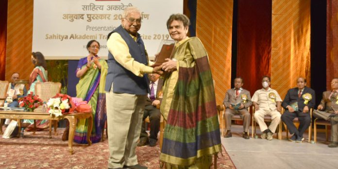 sai-paranjpe-receiving-award-750x375