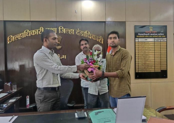 जिल्हाधिकाऱ्यांनी केला दिपकचा सत्कार