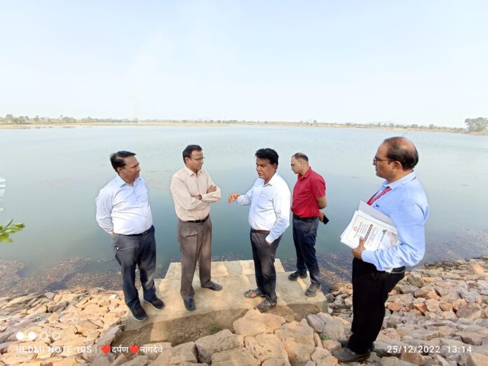 कृषी विभागाचे मुख्य सचिव एकनाथ डवले यांची बोदरा येथे भेट (2)
