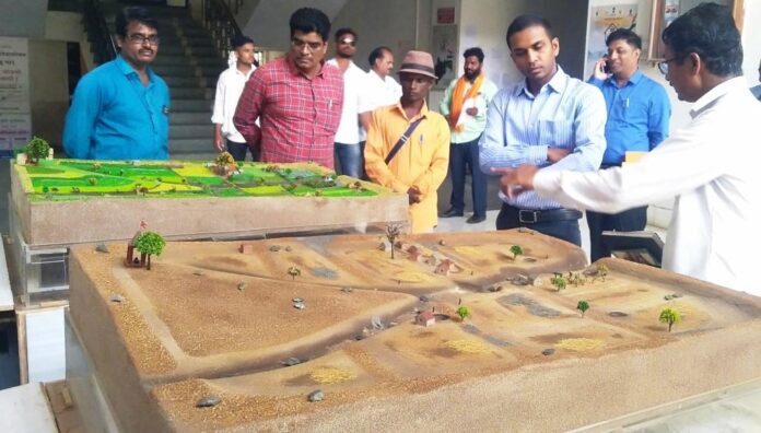 जिल्हाधिकाऱ्यांनी केली जलसंधारण मॉडेलची पाहणी फोटो
