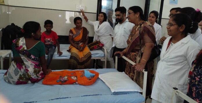 photo_4_joint_Director_Dr.Hazare___Team_visit_to_PHC_Ekodi