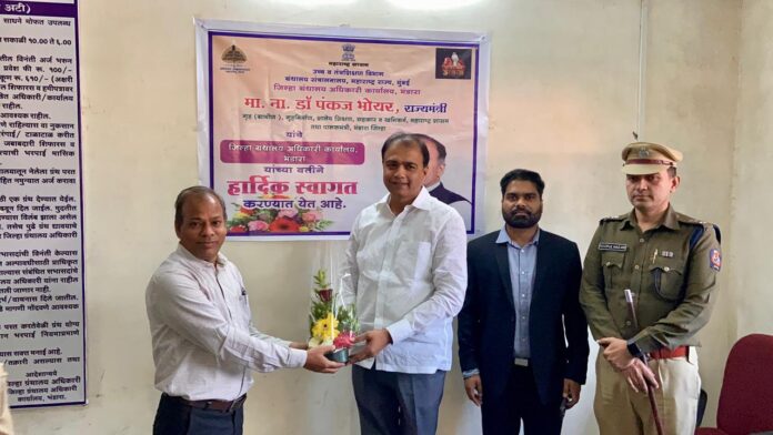 शासकीय विभाग आहे का पालकमंत्री पंकज भोयर यांची जिल्हा ग्रंथालयाला भेट