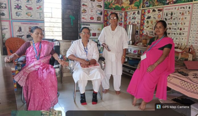 photo_1_Pregnant_9_month_asha_worker_on_his_duties_RI_session