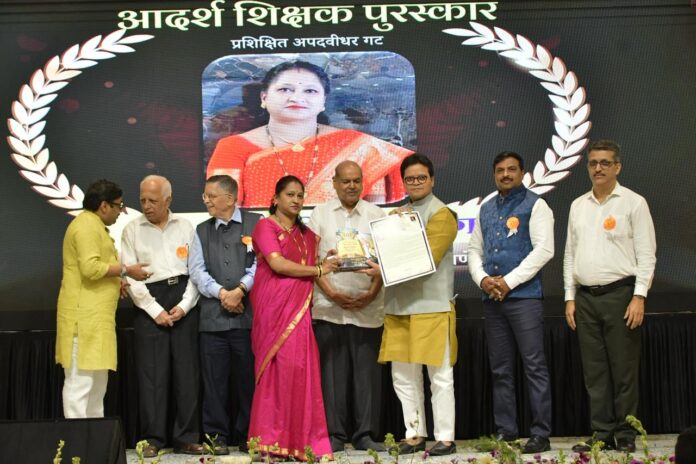 अक्षीकर पुरस्कारांनी आदर्श शिक्षकांचा सन्मान - 2
