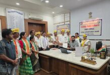 ओबीसींच्या स्वतंत्र कॉलमसाठी भंडारा जिल्हाधिकारी कार्यालयावर धडक