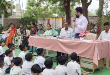 शाळेच्या पहिल्या दिवशी ‘DHO’डॉ.गोल्हार यांची बाम्हणी जि.प.शाळेला सदिच्छा भेट!