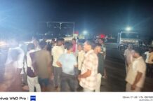 रेतीने भरलेल्या टिप्परची धडक; पाच जण जखमी