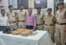 ट्रैन की बोगी के टॉयलेट छत पर चेकिंग में मिला 4 लाख मूल्य का गांजा..