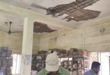 नगरपरिषदेच्या टॅक्स विभागाचा स्लॅब कोसळला