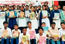 कोनसरीत ८३ विद्यार्थ्यांच्या हाती पाठ्यपुस्तके;लॉइड्स मेटल्स व इन्फिनिट फाउंडेशनचा उपक्रम