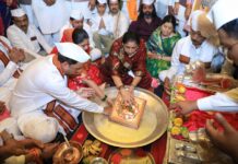 उपमुख्यमंत्र्यांनी केली देहू येथे संत तुकाराम महाराज पादुकांची विधीवत पूजा