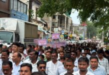शिक्षक भरतीसाठी पालक व विद्यार्थी धडकले जिल्हाधिकारी कार्यालयावर