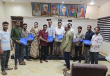 नगर परिषद तिरोडा कर्मचाऱ्यांना रेनकोटचे वितरण