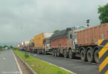 मुंबई-कोलकाता महामार्गावर १२ तासांपासून महाकाय वाहतूक कोंडी! सौंदड ते डूग्गीपार वाहनांच्या प्रचंड रांगा
