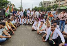NEET पेपरफुटी आणि राहुल गांधींच्या अटकेचा गोंदियात भडका; काँग्रेसचा रस्त्यावर ठिय्या, शिक्षणमंत्र्यांच्या राजीनाम्याची मागणी