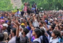 संसद भवनाचे दरवाजे बंद; पोलिसांनी अश्रूधुराच्या नळकांड्या फोडल्या
