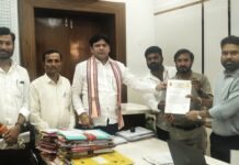 घरकूल निधी रखडल्याने लाभार्थ्यांना मानसिक त्रास; खासदारांच्या नेतृत्वात जिल्हाधिकाऱ्यांना निवेदन