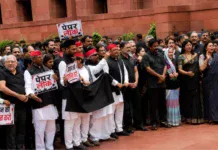 विरोधी पक्षांच्या खासदारांची केंद्र सरकारविरोधात निदर्शने ; धर्मेंद्र प्रधानांच्या राजीनाम्याची मागणी
