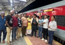 ज्योती स्नान महोत्सवासाठी दतियाकडे ४०० हून अधिक भाविक रवाना; VSS ग्रुपतर्फे रेल्वे स्थानकावर शाल देऊन स्वागत