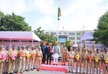 पोलीस दलातील अतिउत्कृष्ट, उत्कृष्ट आणि विशेष सेवा पदक प्राप्त अधिकारी-अंमलदारांचा पालकमंत्री भोसले यांच्या हस्ते सन्मान
