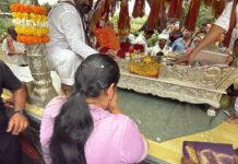 कोऱ्हाळे येथे उपमुख्यमंत्री सुनेत्रा पवार यांच्याकडून संत सोपानकाका पालखीचे दर्शन