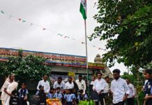 आंबेतलाव शाळेतील १३६ विद्यार्थ्यांना बाबाभाऊ बोपचे यांच्या स्वखर्चातून स्कूल बॅगचे वाट