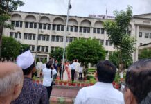 विद्यार्थिनी कु. गायत्री चौधरीला कुलगुरूंसोबत ध्वजारोहण करण्याचा मिळाला बहुमान
