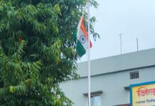 टेमणीच्या शाळेत शालेय व्यवस्थापन समिती अध्यक्षांच्या हस्ते ध्वजारोहण