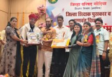 चंदु दुर्गे यांना उत्कृष्ट कार्याबद्दल ‘जिल्हा शिक्षक पुरस्कार’ प्रदान