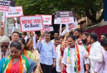 MPSC अध्यक्षांच्या राजीनाम्यासाठी नवी मुंबईत निदर्शने; तुकाराम मुंडे किंवा महेश झगडे यांच्या नियुक्तीची मागणी